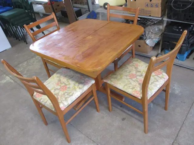 Table and Chairs Image 1++